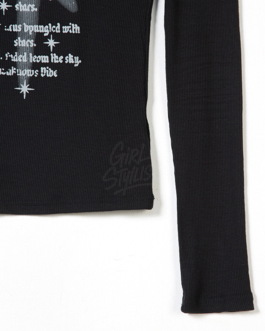 Gothic Lettering Slim-Fit U-Neck Long-Sleeve T-Shirt